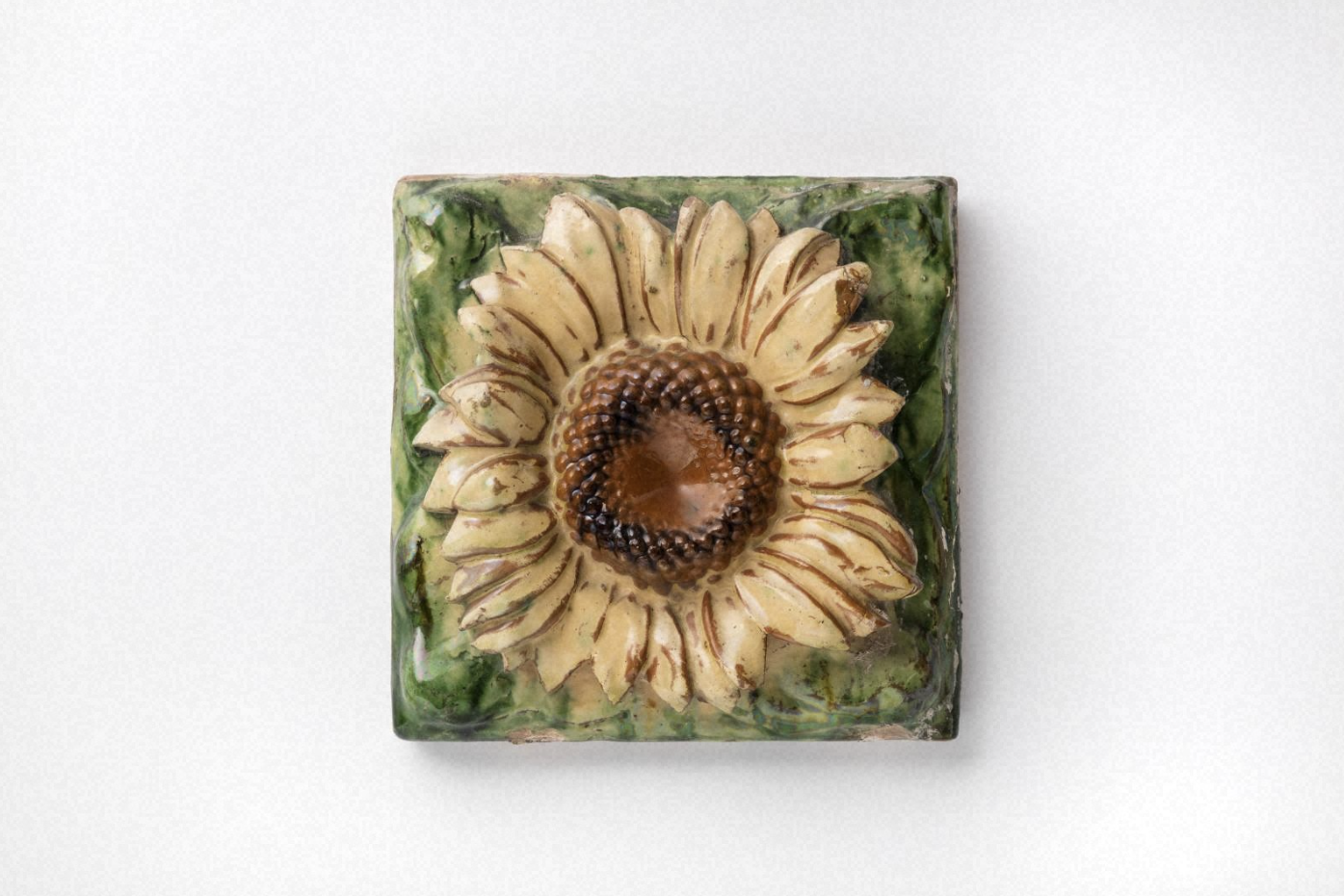能登印刷ミュージアム 鉛釉ひまわり文レリーフ タイル（ひまわりの