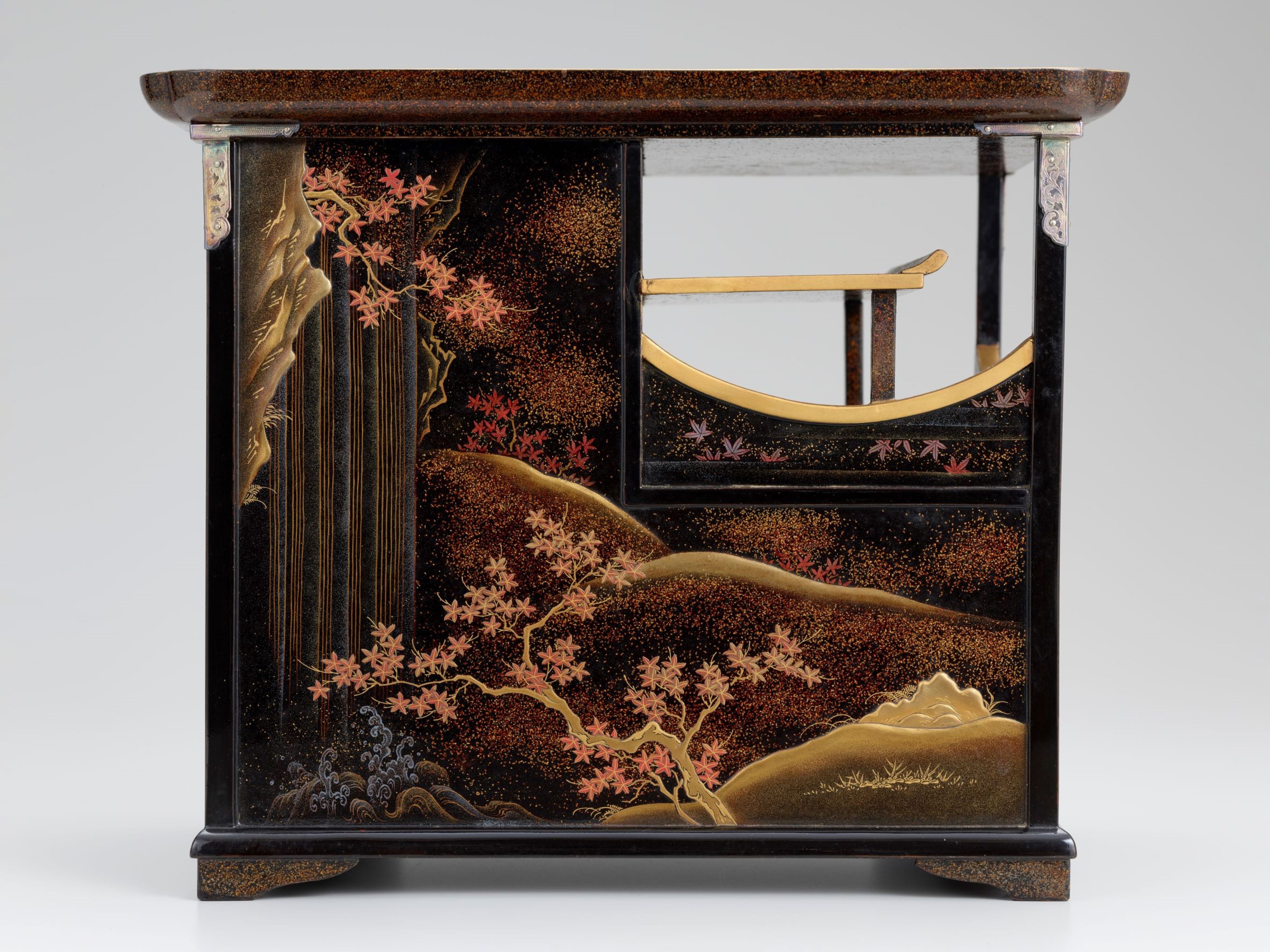 大阪青山歴史文学博物館 近代皇室ゆかりのお品 | MU