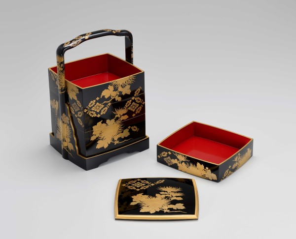 大阪青山歴史文学博物館 菊に小葵蒔絵提重 （きくにこあおいまきえさげ
